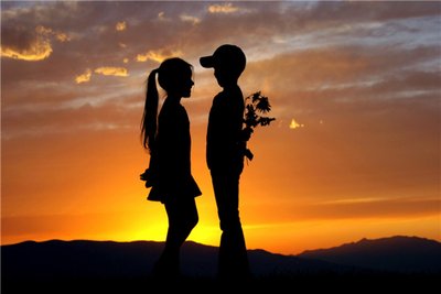 11.幸福的秘诀之一就是掌握爱情的节奏。随时提醒自己当前的节奏,稳步前进,停下停下来,走时走;进去时进去,回去时回去。