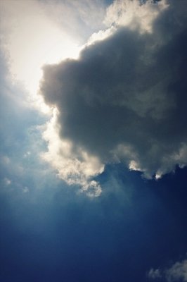 9.凉风,凉风伴随着秋雨;枫叶,当黄叶伴有晨霜时;寒冷的月亮充满阳光时,月亮像水一样凉爽。大雁飞向南方,当鸟儿飞向南方,当冬天的呼吸即将到来时,我热烈地发出一句话,天气很冷,注意自己的身体,请多保重!