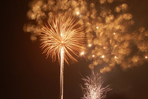 12.见到你我会不自觉地笑。希望您每天都快乐,做自己喜欢的事,最后见面。