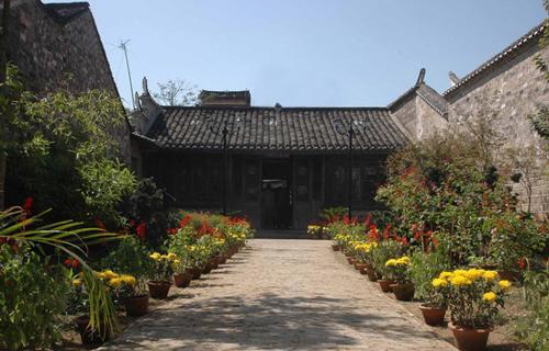 12.家庭之爱可以点燃生活的希望，并为我们提供心灵的蓝天。这是一种普通而伟大的美，少汗少泪。