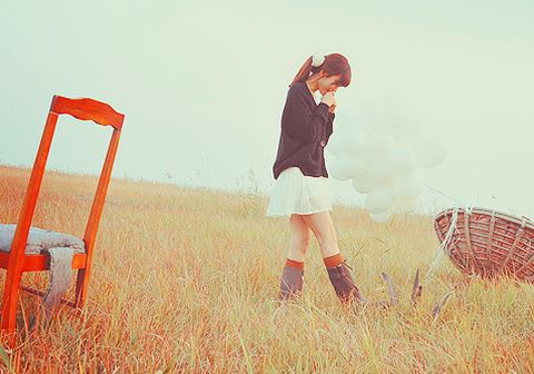 11.在中大大学的阳光下,姚月琴的脸上洋溢着令人难以想象的陶醉。它是红色和明亮的,显示出各种胜利的表情。眉毛突然被拉长和缩短,两只闪亮的黑眼睛不停地上下左右转动。整个身体就像一棵小树,享受着微风,颤抖着颤抖。