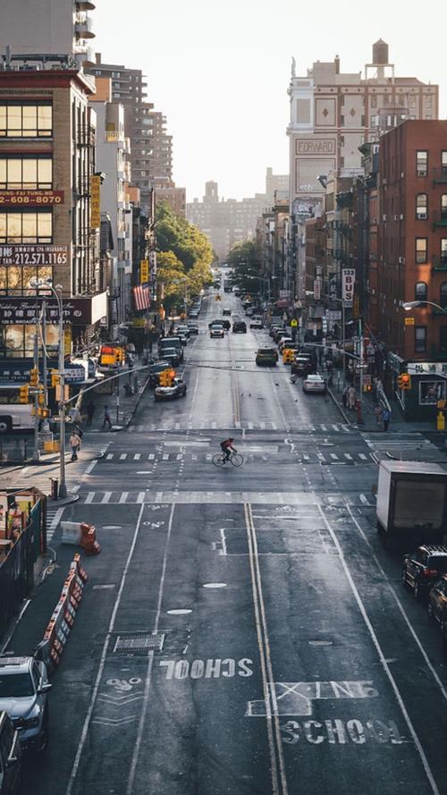 12.家庭的感情是花木兰接替父亲的故事。亲情是孟母亲的三个移民的故事。亲情是阿兵第二春的旋律。