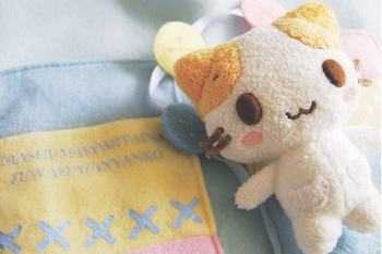 12.清晨,我背着书包,快乐地走向学校。阳光普照,松柏树翠绿,鸟儿在树上不断哭泣。我跳来跳去,闻了一阵花香,摸了一阵叶子。您知道,在这次大考中,我的中文,数学和外语平均分数高于96。“三好”学生当然就是我!我仔细想想。他笑了。