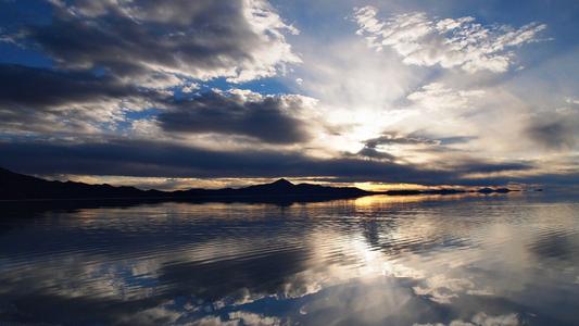 10.在人群中，我们没有时间停下来。在忙碌中，我们忽略了家庭和友谊……学会等待，等待自己，让节奏慢下来，让灵魂休息，找到幸福和幸福！