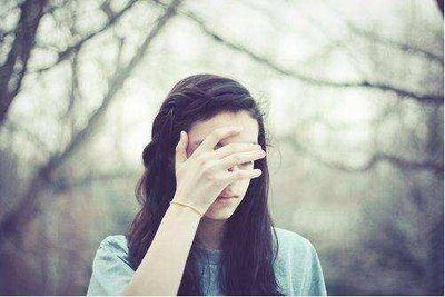 12.登上山顶，往下看。你面前有一块金子。如果仔细观察，您会看到金色的红色和绿色斑点。红色像玛瑙，绿色像祖母绿。山下还有一个镜子级的池塘，反射着您面前美丽的风景，这尤其美丽。