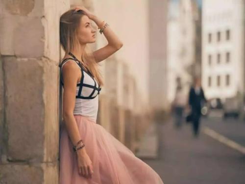 10.一首歌。一本书。或单独。都是这样，很好喜欢它。因为喜欢实际上并不容易。好挑剔这是非常直接和深刻的，但也没有根据。在会议的前五分钟，预感就是一切。电灯闪烁。然后，即使您错过或丢失它，也应该。