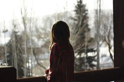 9.虽然闭上眼睛看不到自己，但可以看到你。