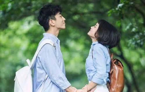 10.习习的春风从远处吹来,柔软的水仙花静静地绽放,情人节的玫瑰,飘散的香气,我们的未来,在希望的领域,让我们拥抱春天,让春天的特殊火车充满幸福和吉祥!