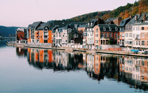 11.当您感到悲伤时,微弱的悲伤在您所爱的人所关心的眼睛中像轻烟一样升起,而不仅仅是悲伤会逐渐消失。