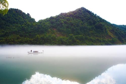 10.家庭感情是一盏灯，当您晚上独自行走时，它会为您提供温暖的灯光；