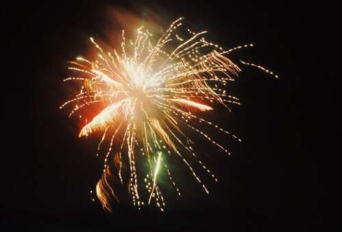 16.实际上,您不愿意放手,不和解,您不愿意坚持的感觉就这样结束了,不愿这样放弃他,内心的悲伤难受,没有有人在谈论它,那么,为什么您仍然对自己充满热情,仍然等待奇迹发生呢,为什么您仍在流泪?你为什么还痴迷呢?一个全心全意爱你的人在用一只手抓住你之后永远不会让你走,所以他不是合适的人。