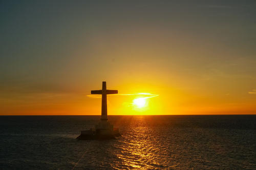 10.即使在悲伤的时候也不要皱眉，因为你不知道谁会爱上你的微笑。