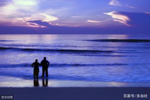 10.我仍然记得我听到一段话:男孩知道女孩要走了,离开后可能不会回来。有一天,男孩对女孩说:“很抱歉让你受了这么长的时间和这么多时间。”女孩哭着说:“说实话,我不后悔。如果上帝问我再回来一次,我仍然会选择这种方式,去认识你并爱上你。即使我哭了一次。”这个男孩听了之后哭了。向上。女孩第二天就离开了,打电话给男孩告诉他:别等,我不会再回来了,希望以后能找到更好的东西。 “在接下来的几天里,男孩哭了几天,喝了几晚酒。有一天他终于想通了。后悔没有打耳光是没有用的。后悔他不会珍惜它。在一起,你应该为什么资格感到难过?爱情中没有对与错,在一起时请珍惜,分居后,你甚至没有机会留下来。