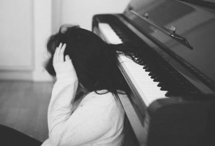 10.抬头望着天空,看着仍然是淡淡的灰色,我的心又开始疼痛,什么时候我的天空会晴朗,什么时候我会感觉到温暖的阳光?