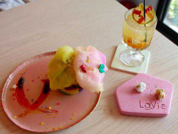 11.他在我小时候浸透的我的生活在茶碗里仍然很温暖,透彻的心情仍在告诉我他岁月的沧桑,但我已经忘记了,我已经忘记了,我来自哪里,而我却没有在他要去的桌子上和我说话。他不愿离开,去了我们都会去的天堂。