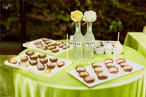 10.您在品格和学习上都非常优秀,并且进取,并且您是老师最满意的学生。