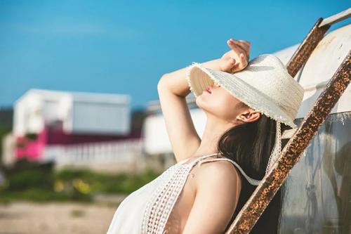 12.看着你微笑，我突然意识到我确实是世界上最幸福的人。