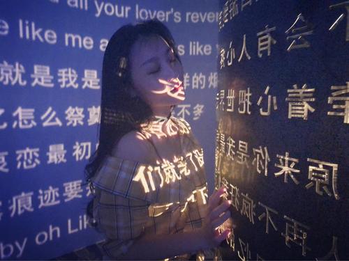 12.在这个秋天，这表明一切开始逐渐下降，但是夏天并没有消失，但是我感到周围的一些事物正在慢慢枯萎。