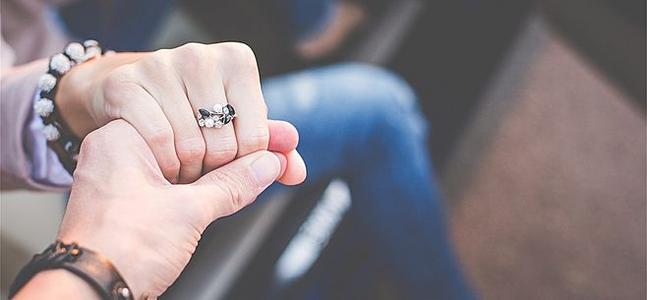 12.在我的梦里，我看见一棵树，看见了蝴蝶，我看见自己一个人在偷偷摸摸。