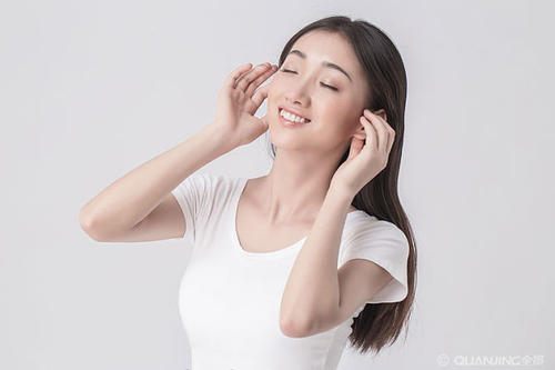 11.张开懒惰的眼睛，挠挠头，伸腰，打哈欠，然后滚下床。