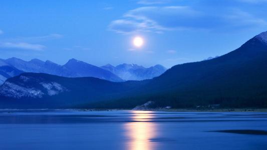 10.清晨，这条小街很安静。当第一缕早晨的光线刺入薄雾时，这条小街迎来了一个温暖的早晨。这时，小街上的所有东西都被柔和的晨光所笼罩，路旁的柳树低下了头，柔和地接受了晨光。在地面上洗澡；高大的白杨树就像一个强壮的年轻人的伸胳膊。草从潮湿中露出淡淡的绿色。多么美好的夏日早晨。立东之后，天气很冷。