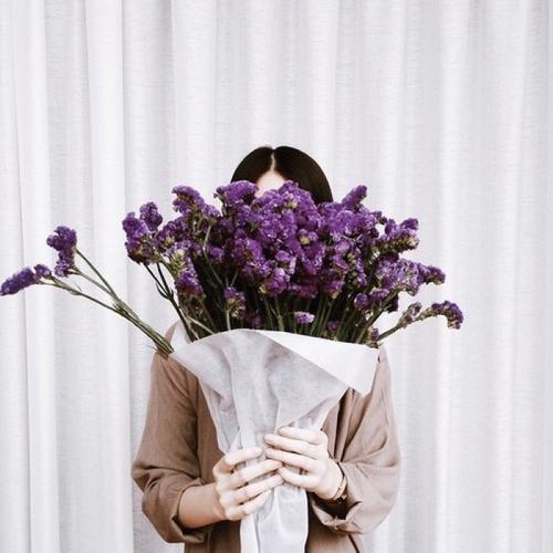 12.花儿灿烂地微笑着，鸟儿快乐地喊着。我的心情和吃蜂蜜一样甜。