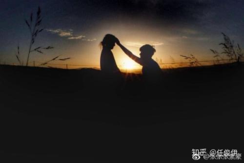 10.假期不同，但感恩无国界。尽管今天是外国节日，但与您相遇是我最大的财富。您的真诚照顾使我明白了如何给予。感恩节快乐！