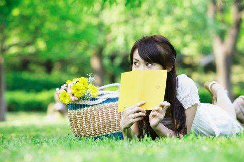 10.一个爱自己的女人必须知道如何取悦自己。一朵花,一种时尚和一本好看的书可以使人的心高兴。