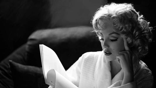 11.亲爱的自我,世界上只有你一个。即使没有人知道如何欣赏,您也必须爱自己。