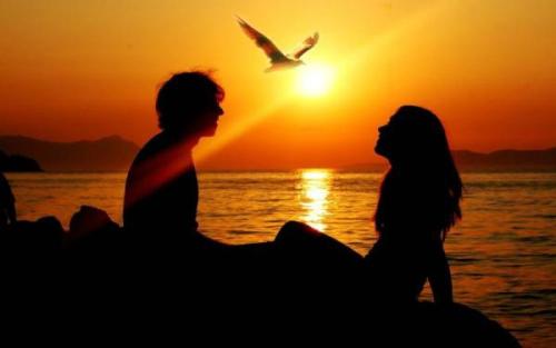 10.每当我的心脏跳动时，我都会想念你一次，直到我的生命停止并且我的心脏不再跳动！我爱你！你是我的心，你是我的肝，你是我一生的四分之三。你是我的胃，你是我的肺，你是我心中的红玫瑰！当城市从颜色褪色时，玫瑰变成了尘土，即使在夜晚，我的心也无法覆盖。是你让我相思了。 ！