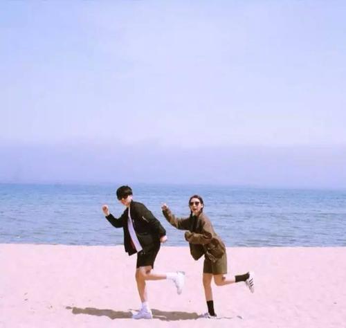 12.成为人的真正含义是对周围的人感到满意。