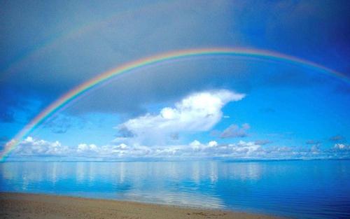 12.她微微一笑，她的白嫩脸露出害羞的脸红，更加害羞和可爱。