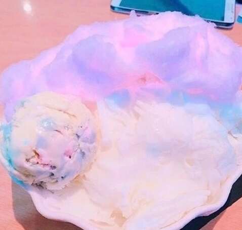 10.他们像两只小鸟一样手拉手飞过田野，飞进村庄，到达大院。