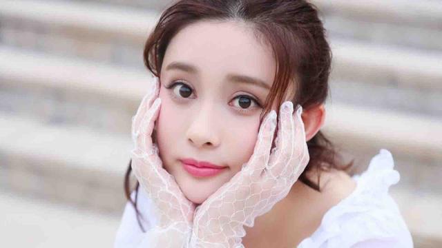 10.烟花是如此美丽而短暂。谁的烟火把我弄得眼花，乱，在接下来的岁月里，只留下了我不停的回忆和冷泪。