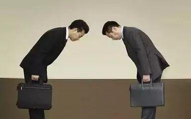 12.花朵很迷人，因为蝴蝶在追赶它们；梦醉了，因为月光很美。夜深了，因为天使来了。爱是宝贵的，因为你安慰我；我很高兴，因为您一生都与您在一起。早上好！