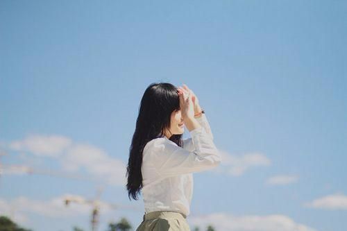 11.尽管她看不到刘海下方的脸，但可以清楚地看到两侧的脸颊以及背面细长的白色脖子全都是红色的。鲜艳的红色和白色真的很漂亮。直到那时我才注意到女孩的衣服。她的上身穿着可爱的卡通T恤，下半身穿着白色九分裤。这条裤子被剪成今年最流行的玉米穗款式。她脚上的一双高跟鞋厚五厘米。头上的小皮靴。