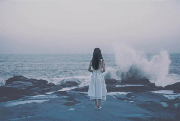 12.她举起手，扫过耳朵和太阳穴，玉石的脸颊晕眩，朱红的嘴唇咧着嘴，眼睛像湖水，盯着于钊的脸。