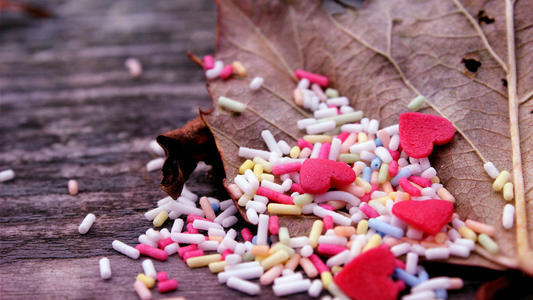 11.为什么有些人为了金钱而无视家庭和友谊？钱好吗？他们只认钱，却不认人。我无语，我喝醉了〜