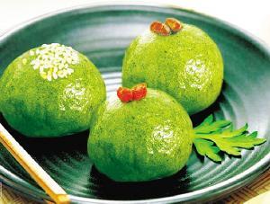 10.烧香以消除悲伤;折叠柳树托付悲伤;少雨以洗礼擦干眼泪向祖先表示敬意。清明节,天地同愿,生死相距遥远,愿死者平安,生者平安!