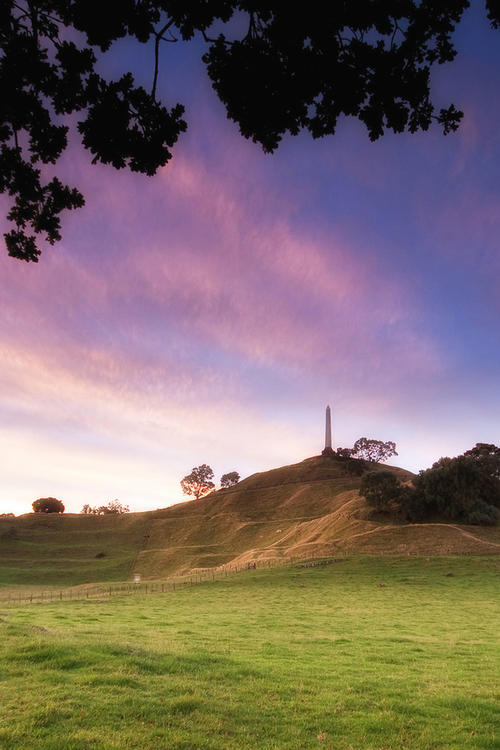 12.他的食指和中指之间夹着一支香烟。有时是利群,有时是黄鹤楼,有时是中华。