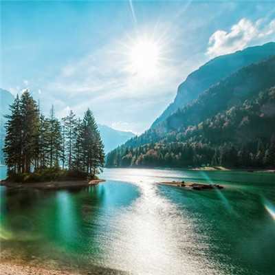 12.亲情是长白山顶上的积雪,古朴却永恒。亲情是底格里斯河的水流,柔软但长久。家人的感情是西西里岛的日落,缠绵却华丽。家庭感情是在Mesopota平原上的铭文,模糊但有意义。家庭情感,情感,情感……超越时空,编织着生命的美丽彩虹。