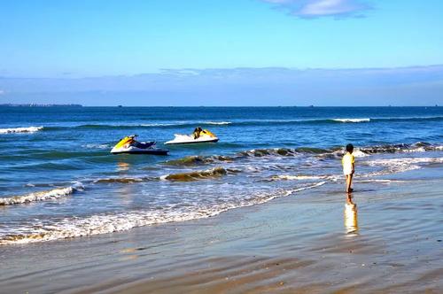 11.海洋，真正的海洋，就像北部高原的广阔土地一样，凝聚着难以言喻和神秘的生命力，使人们深入自然。