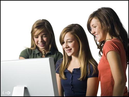 11.朋友不分距离，天涯海角也和朋友一样；不论男人和女人，他们都知道同一天说话。轻松和谐的音乐；问候，关怀和体贴;一条短信，热情而充实。