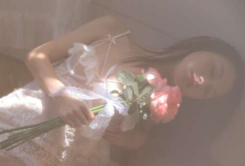 16.丢掉你不喜欢的东西,把讨厌的人涂黑,当你不开心时睡觉,删除厌倦观看的照片,在遇到喜欢的人时坦白,当你遇到的人时吃饭饥饿。食物,生命如此短暂,怎么会有时间让你犹豫。