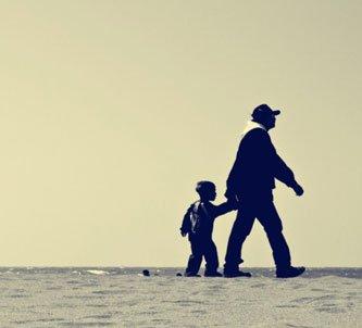 10.家庭感情是一棵树。每个人都是它的根。让它吸收营养并永远保持青春;亲情是一条河,每个人都是它的支流。让它永不枯竭并向前迈进;家庭亲情是火。个人是它的柴火,让它在任何地方都不会熄灭和温暖。