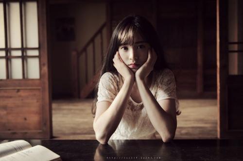 11.爱情变得越来越慢，时间也很快。孤独是长久的，生命是短暂的。你在深深的寂寞中，等待着我，非常愚蠢的人！