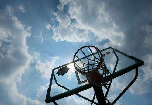 12.生活就像篮球场。愿您的职业像篮球架，高高在上；你的爱就像投篮，打了一百枪；遇到困难就像不平凡，势不可挡像灌篮一样工作，势不可挡。希望在世界篮球日，您将在自己的篮球场上努力工作，并竭尽全力创造自己的荣耀！