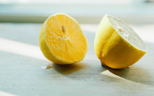 10.有人说世界很复杂，但这只是人们内心的复杂性；幸福是一个人一生中最重要的事情。拥有健康的身体，在快乐的心态中做自己想做的事，安全地实现自己的价值是人生最大的幸福。