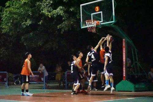 10.如果您心情愉快，那就带上篮球，结识几个朋友，去篮球场打篮球，让幸福满天飞；如果心情不好，那就带篮球去球场上跑步，让汗水蒸发掉所有的烦恼，忘记所有的不幸。在国际篮球日，使用篮球来表达自己的心情，并通过运动来改变自己的心情！