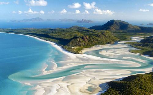 10.血液比水浓稠的情感构成了我们丰富多彩的生活,并维护了这个社会的生存和发展。